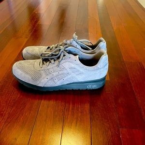 ASICS classic GEL running/walking athletic shoes worn once!